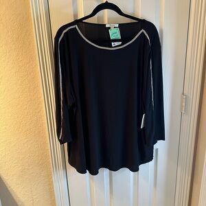 💙3/$20 Black Women's Top with bling